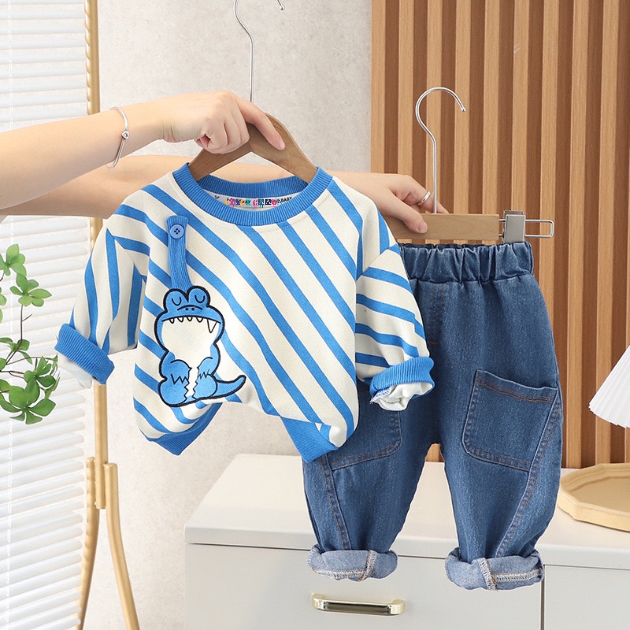Boy's Blue Frog Print Sweatshirt & Pants Set