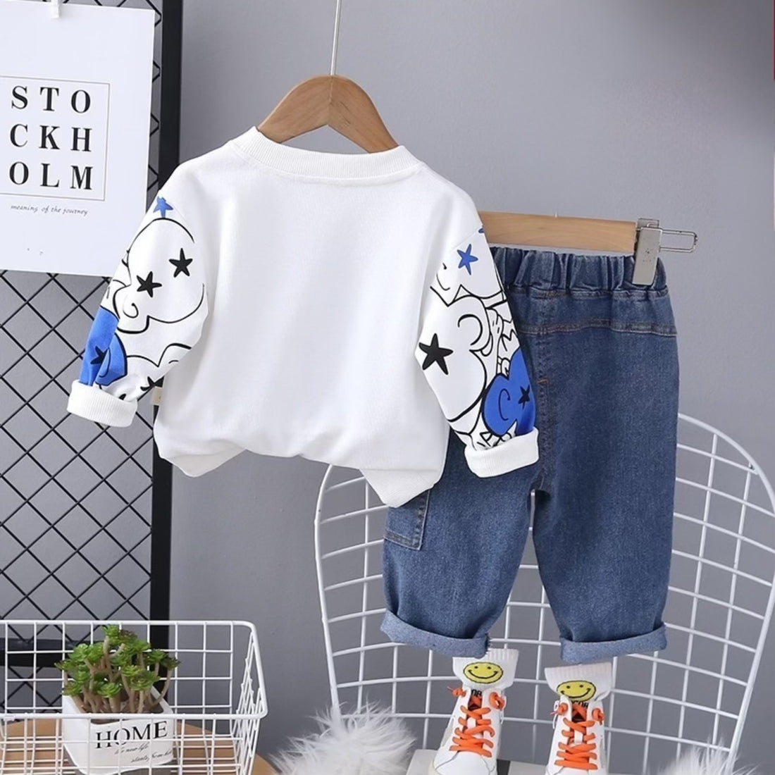 Boy's Cotton Full Sleeves Teddy Printed Sweatshirt and Pant Set in White (WhiteHSYUZ)