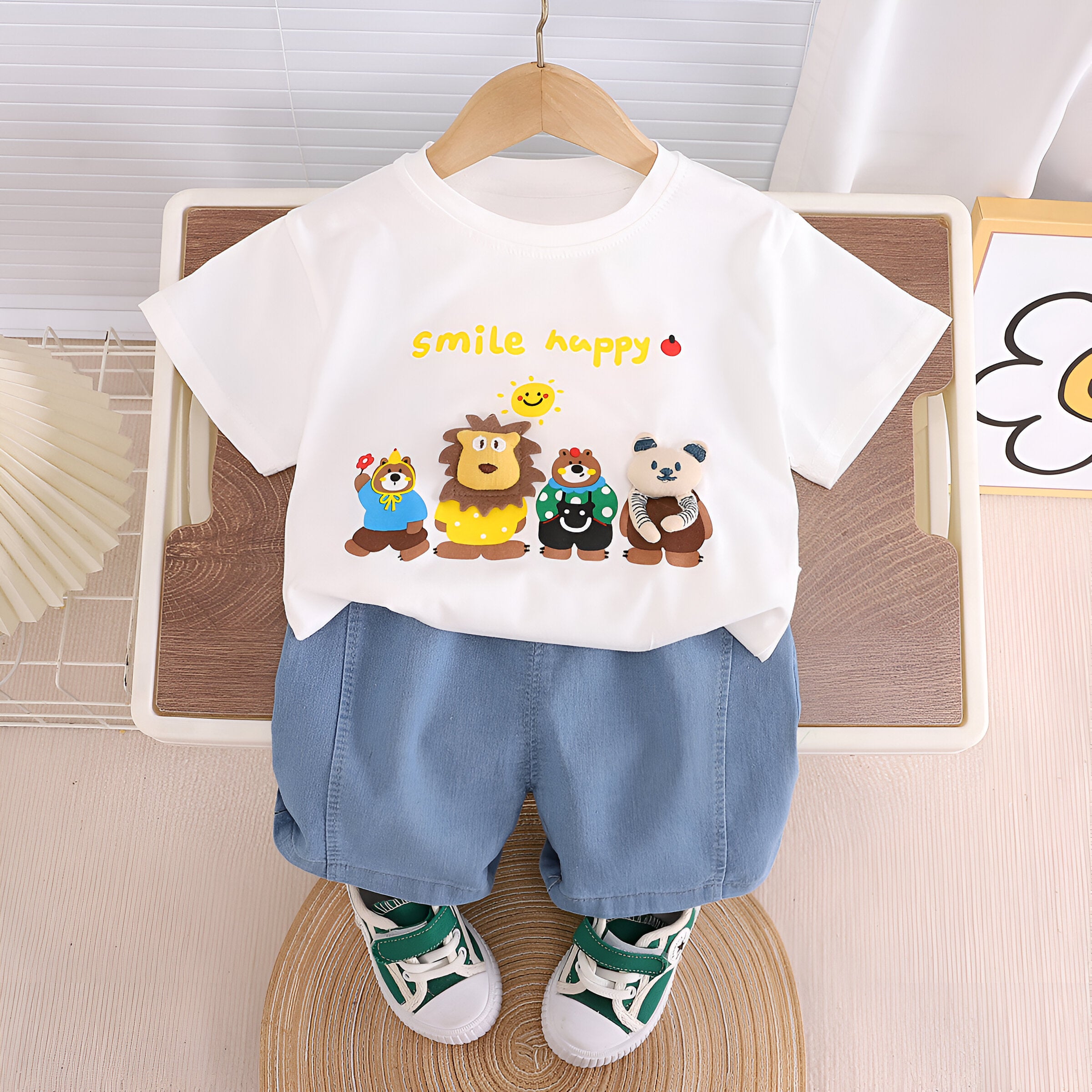 Boy's White Animals Print T-Shirt & Shorts Set